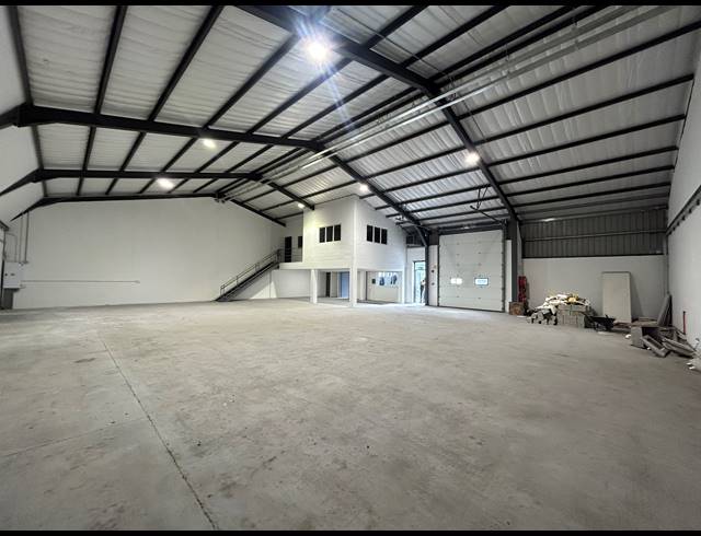 444M² WAREHOUSE TO LET IN RETREAT